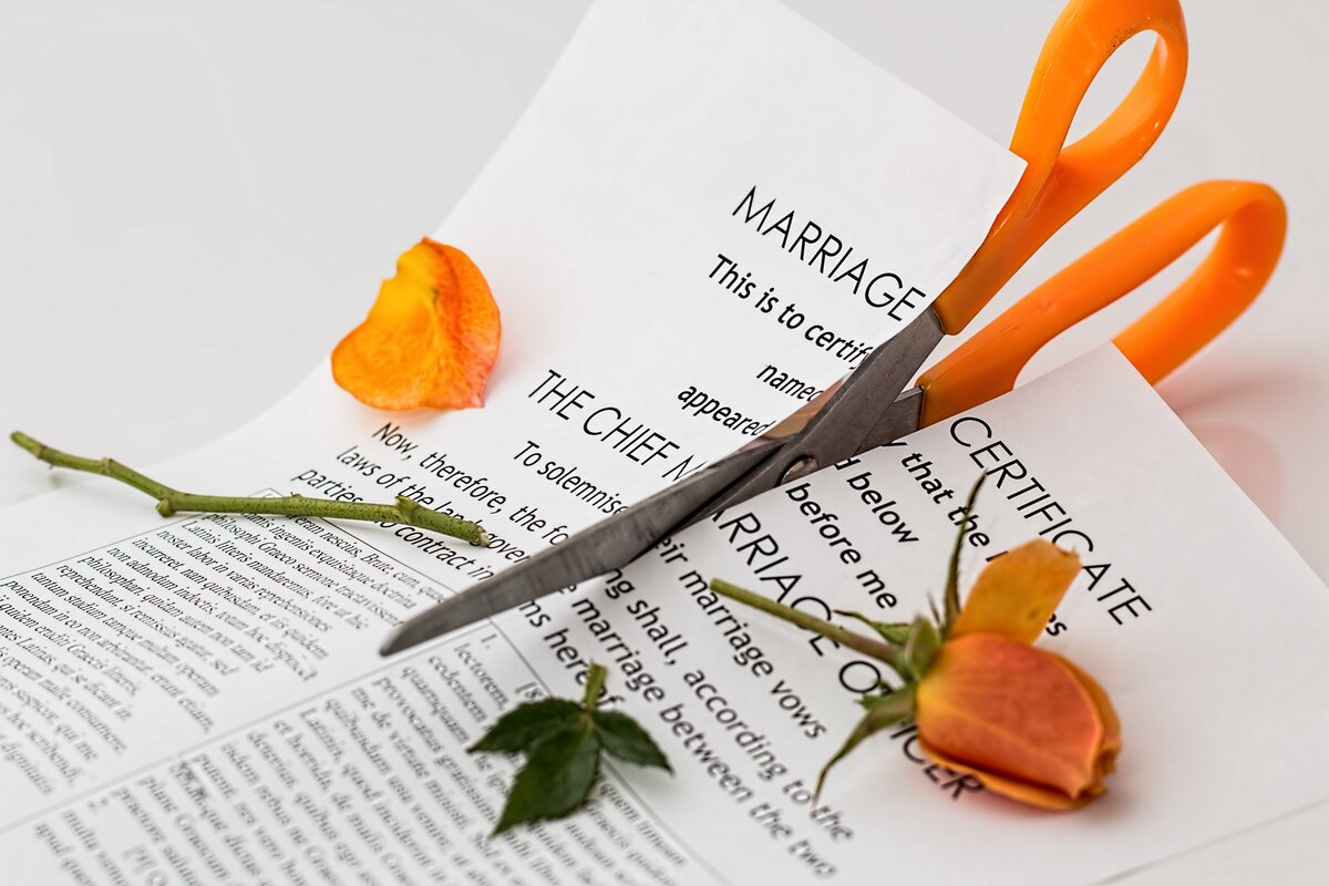 https://www.pexels.com/photo/relationship-failure-problem-sad-39483/