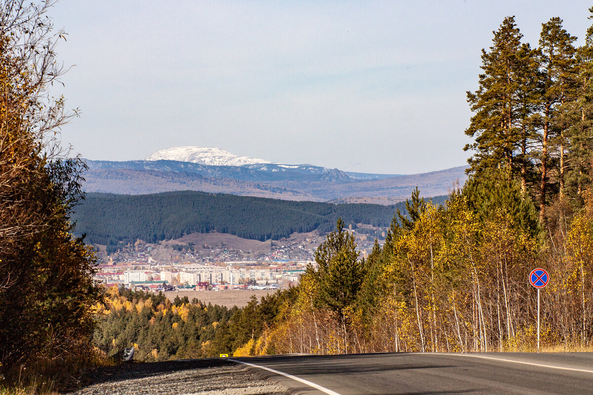 Вид на Белорецк на фоне заснеженных вершин