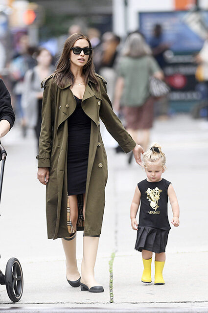 Ирина Шейк вместо кроссовок носит резиновые сапоги с плащом Burberry