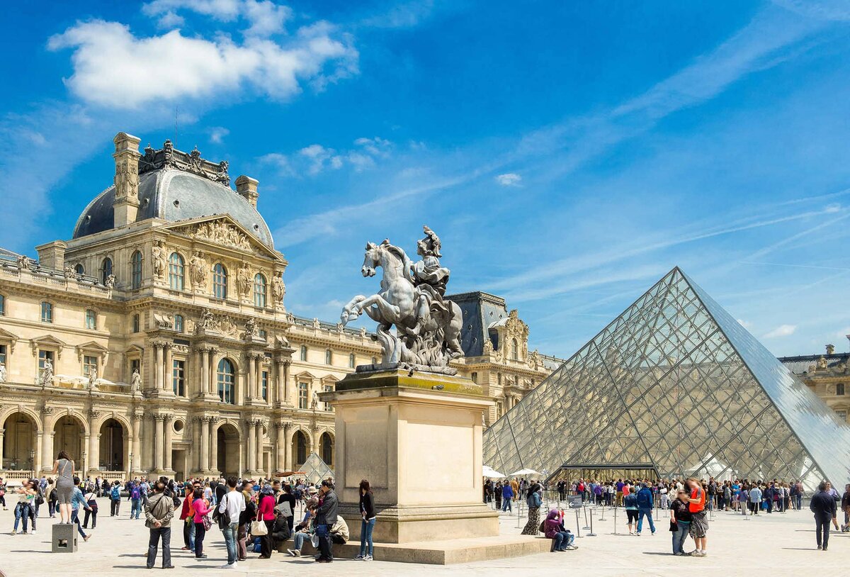Один из самых красивых и богатых музеев мира- Лувр. Источник Яндекс картинки