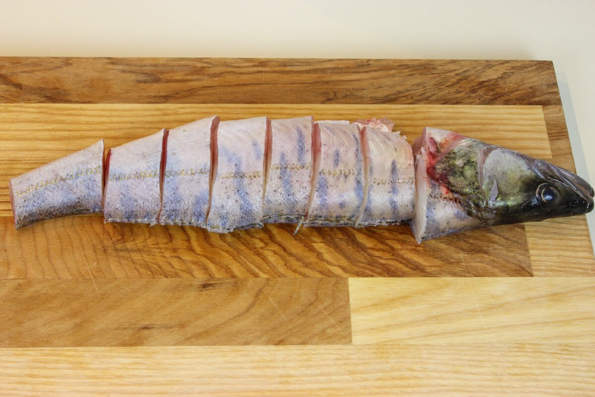 Тушку судака разделать, промыть, нарезать на стейки. 