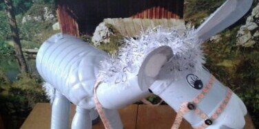 Трудиться на участке будет в несколько раз приятнее, если вы красиво облагородите территорию своими руками. Конечно, многие садовые поделки можно приобрести в магазине, но намного дешевле сделать их своим руками. Предлагаем вам несколько идей для изготовления поделок из пластиковых бутылок для сада и огорода. Красивые фото и подробное описание помогут вам  в минимальные сроки сделать уникальные изделия.
