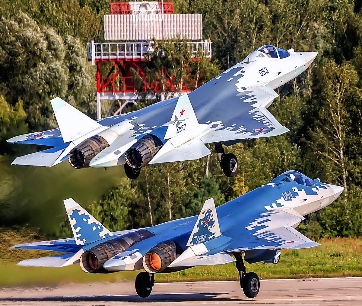 Пара Су-57 взлетают с аэродрома базирования.