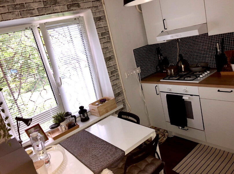 Сначала хозяева поставили стол у окна, но потом развернули, чтобы увеличить место для подхода к плите