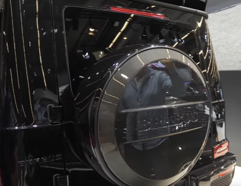 Сзади всё так же расположена запаска но с обычным колесом!