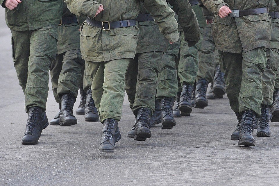 срочники свердловской области солдаты. построение солдат. гибель военнослужащих на построении. солдаты в части. безопасность военнослужащих.