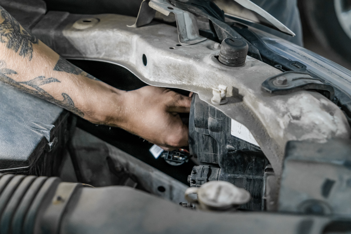 Лампа ближнего света митсубиси аутлендер 2013. Как поменять лампочку ближнего света на аутлендер. Патрон лампы ближнего света pajero sport 1. Мицубиси л 200 2014 схема замены лампочек ближнего света. Схема фары mitsubishi outlander 3 лампочки.