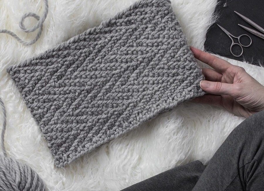 Основа многих вязаных вещей - прямоугольник. Свяжите его и сможете создать несколько теплых вещей