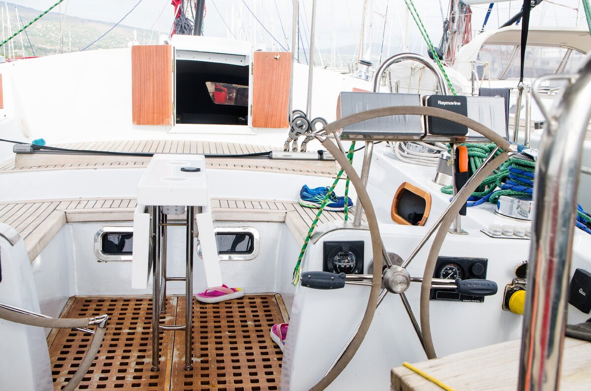 В кокпите расположен столик(как и на многих яхтах поменьше), идем внутрь