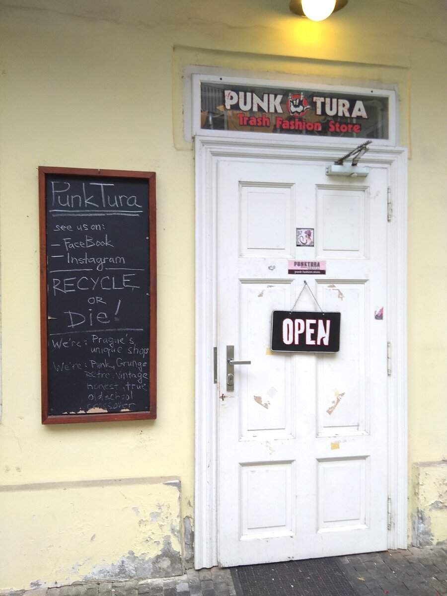 "Магазин трэш-моды, единственный в Праге. Панк, гранж, ретро, винтаж, олдскул"