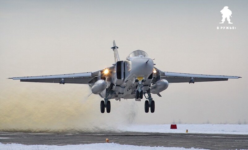 Су-24М на взлете. Под плоскостями крыла подвешены подвесные топливные баки ПТБ-3000