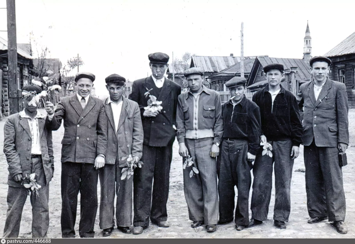 Групповое фото в Новотатарской слободе в 1949 году. Ребята на фото - бывшие фронтовики! И возможно, еще шпрехают на "Яңа Бистә гәбе".