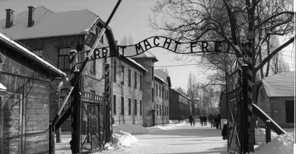 Надпись лагеря Аушвиц :"Труд освобождает" 