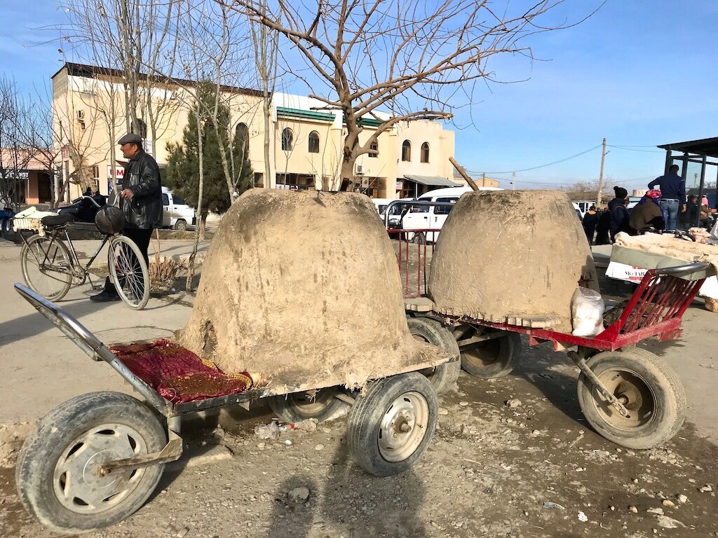 В таких тандырах пекут лепёшки прямо на улице