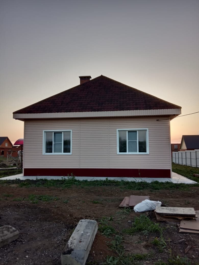 Так мой дом выглядит со стороны красной линии, он самый скромный на нашей улице.