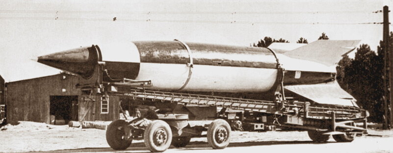 Ракета V-2 (Фау-2) на прицепе-транспортере.