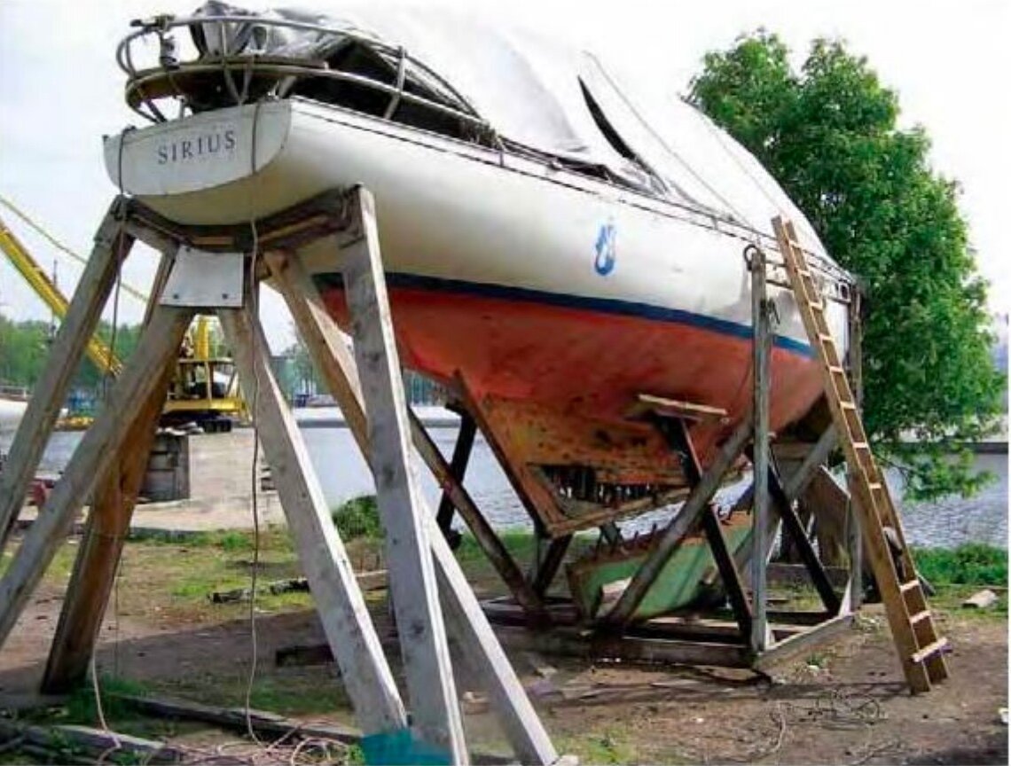 Старая, очень старая яхта.