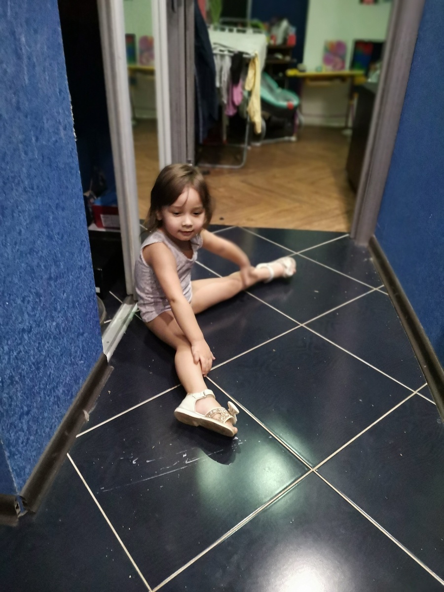 Сидим на шпагате