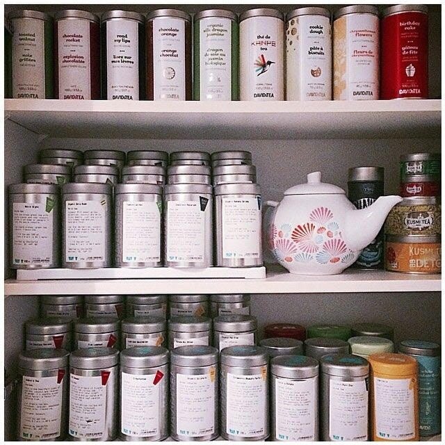 Вначале были листья                                                                                                                                          Утро начинается с кофе, а моя статья – с чая. Прежде чем доставать баночки для хранения, нужно обратить внимание на сорт чая. Зелёный, цветочный и белый лучше всего хранить в холодильнике, так как они отличаются особой нежностью листа. Красный и чёрный можно оставить на полке при комнатной температуре.
Важно знать: