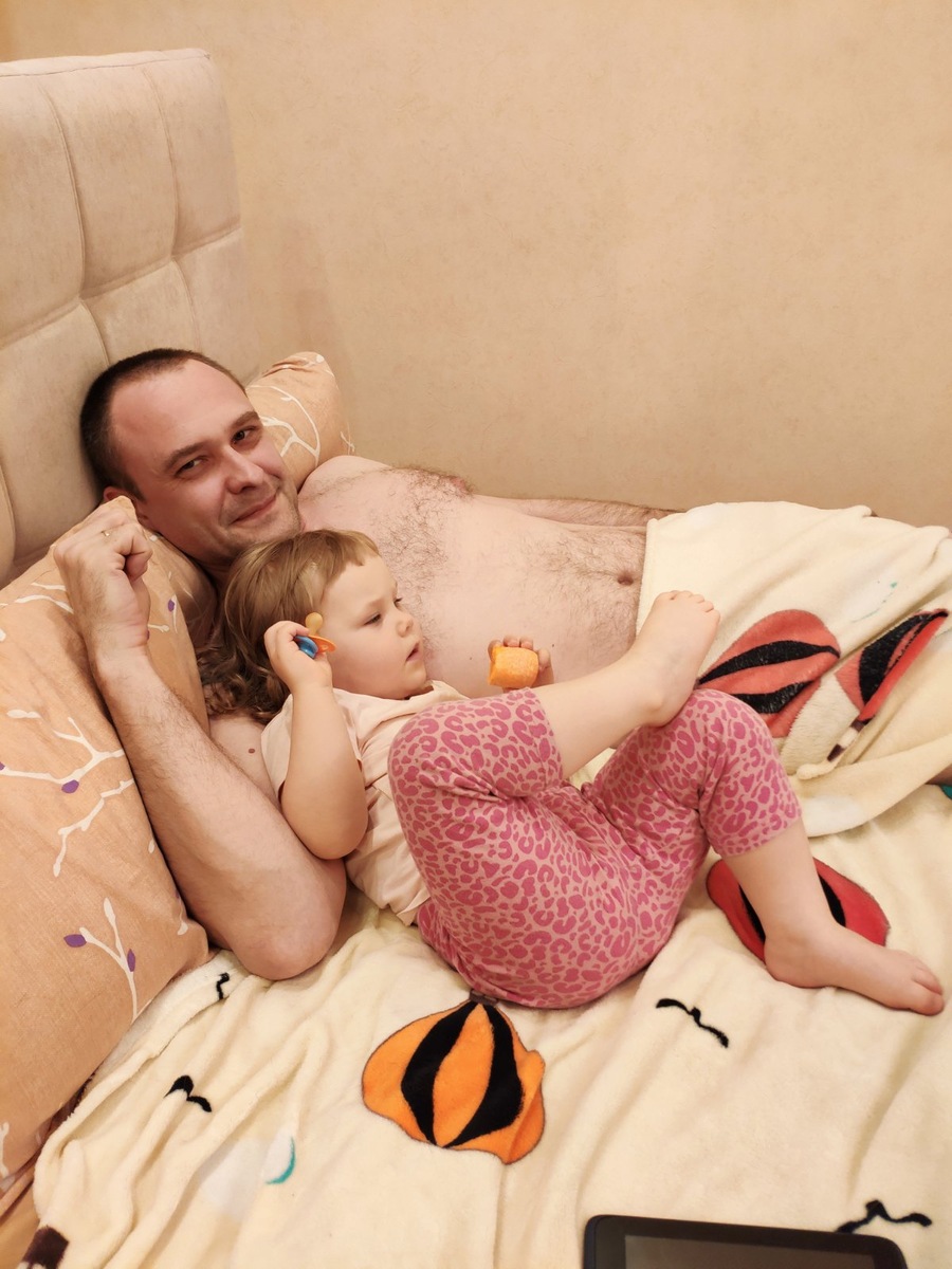 К самоизоляции готова! В одной руке соска, в другой морковка и папа под боком 😂