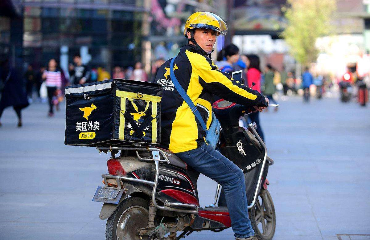 Вот он – тот самый герой без плаща. Доставит еду в любую погоду.