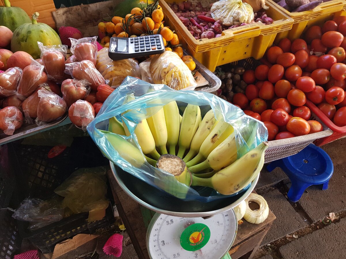 Приехали за продуктами на местный рынок.