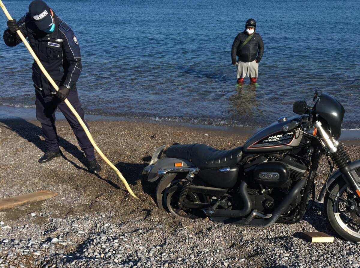 Фото: ilcorrierino.com (южанин всего-то хотел приехать на пляж на своём "харлее" и искупаться)