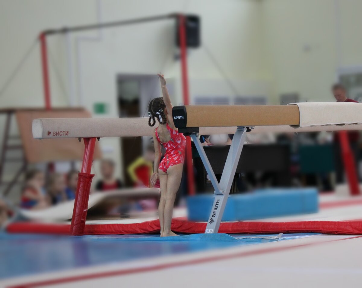 Моя дочь Лилиана (на фото ей 7 лет). Готовится к выступлению на бревне.