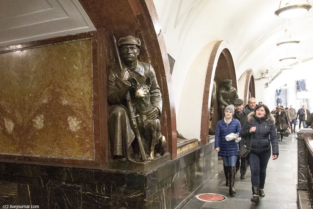 Скульптура пограничника с собакой на станции московского метро "Площадь Революции" 