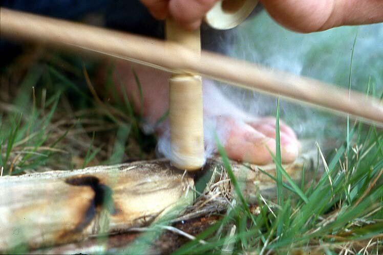 Взято из открытых источников. Добыча огня при помощи трения.