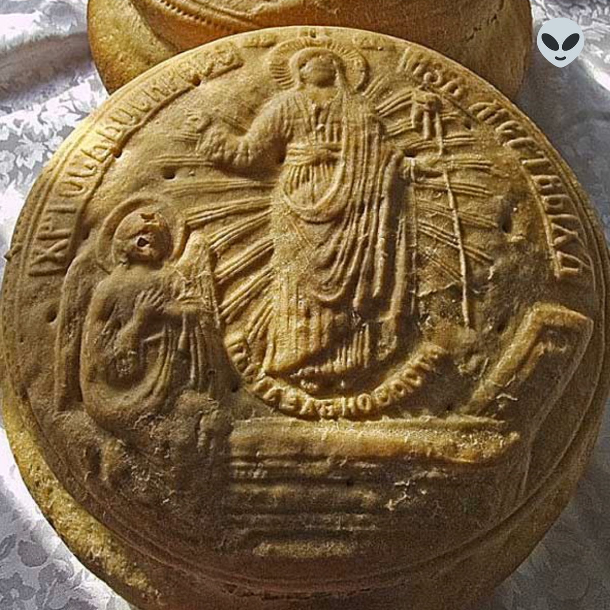 Греческий хлеб «артос».  Интересно то, что  апостолы, в память о Христе, оставляли место посередине стола не занятым и клали туда кусочек хлеба. Фото с сайта: https://tvbesedka.com