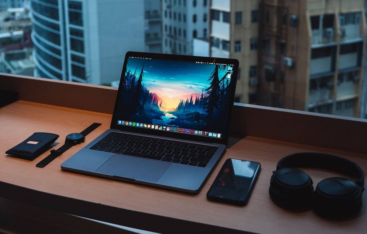 Apple ноутбук на столе