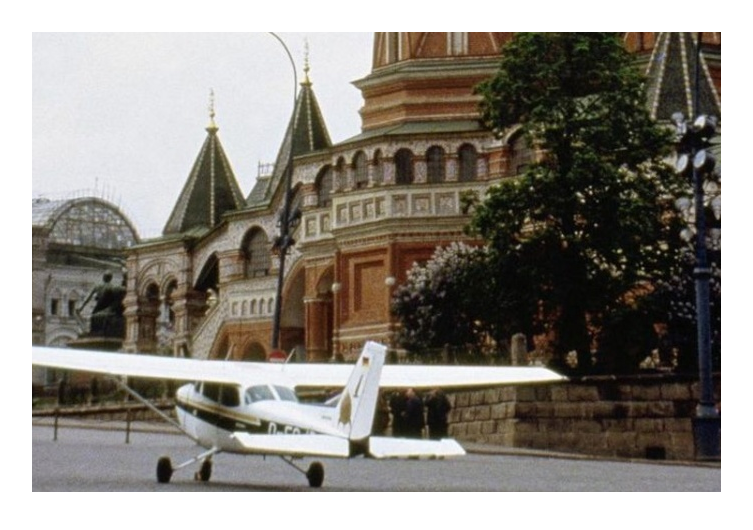 Полет руста в москву. Руст 1987 красная площадь. Маттиас Руст на красной площади 1987. Матиас Руст на красной площади. Самолет Матиаса Руста на красной площади.