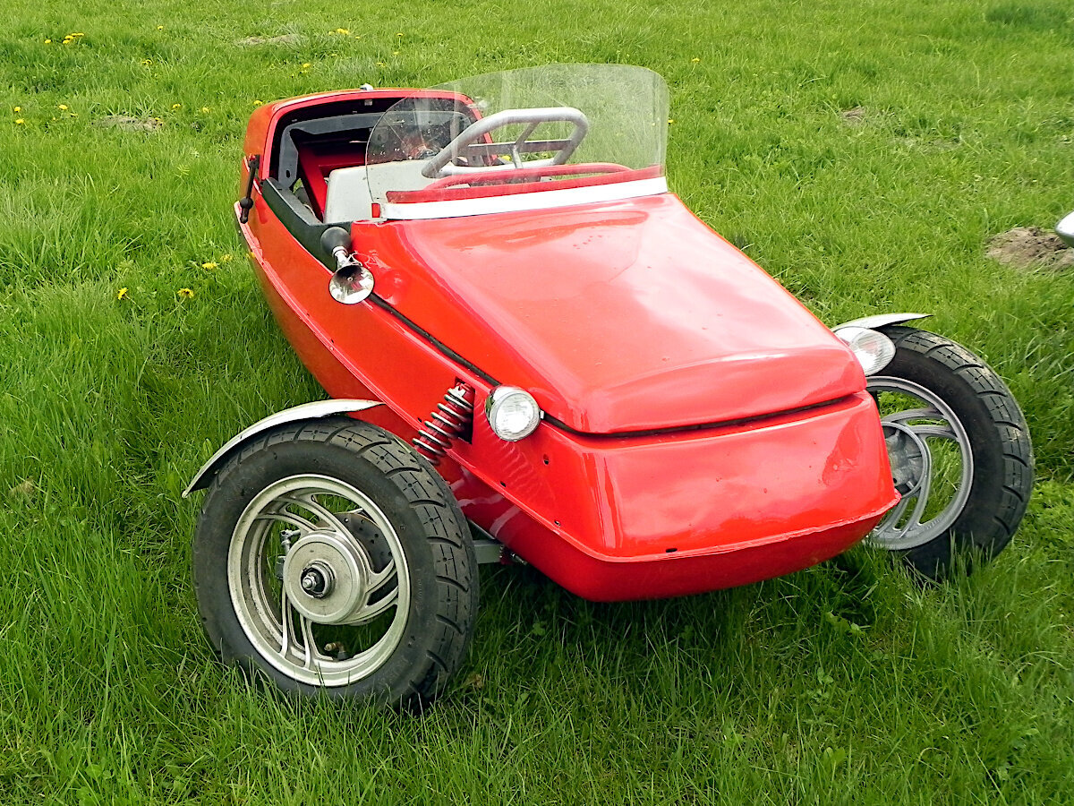 Куда бюджетнее "Лодочка" от "ИЖ" "Планета-5" с мотором и колесами от скутера. Фото из открытых источников.