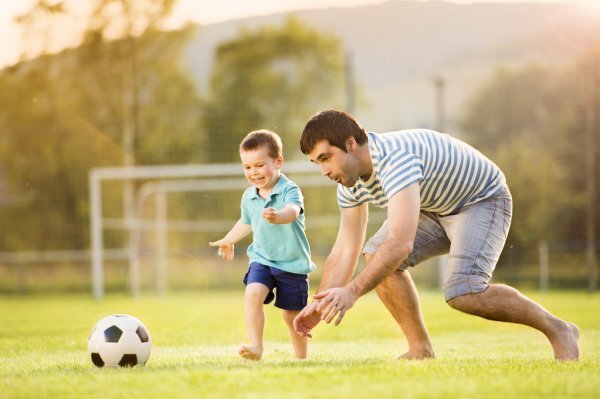 https://st.depositphotos.com/1854227/4746/i/950/depositphotos_47460803-stock-photo-father-with-son-playing-football.jpg