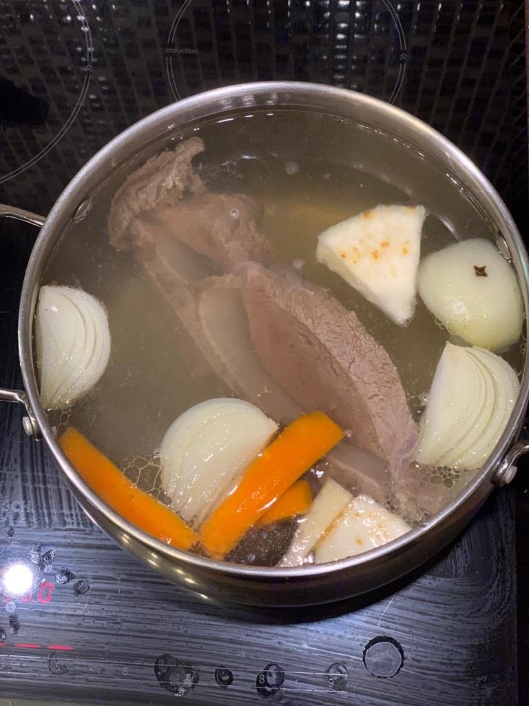 Момент варки мясного бульона с овощами