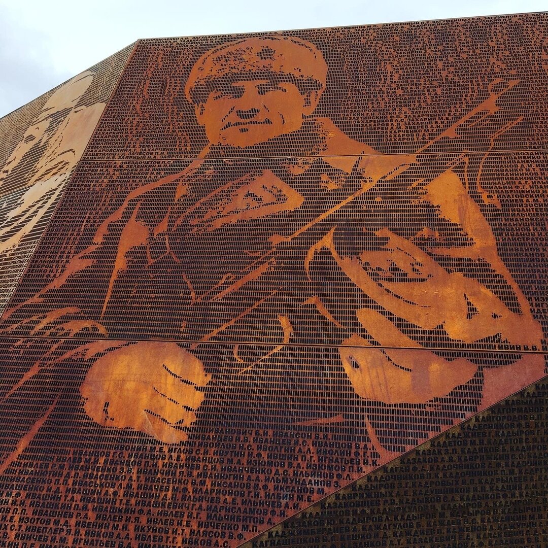 Подпорные стены с именами солдат