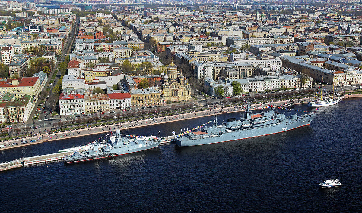 1. Начнём с главного. Корабли ВМФ России на 9 мая у набережной Лейтенанта Шмидта. 