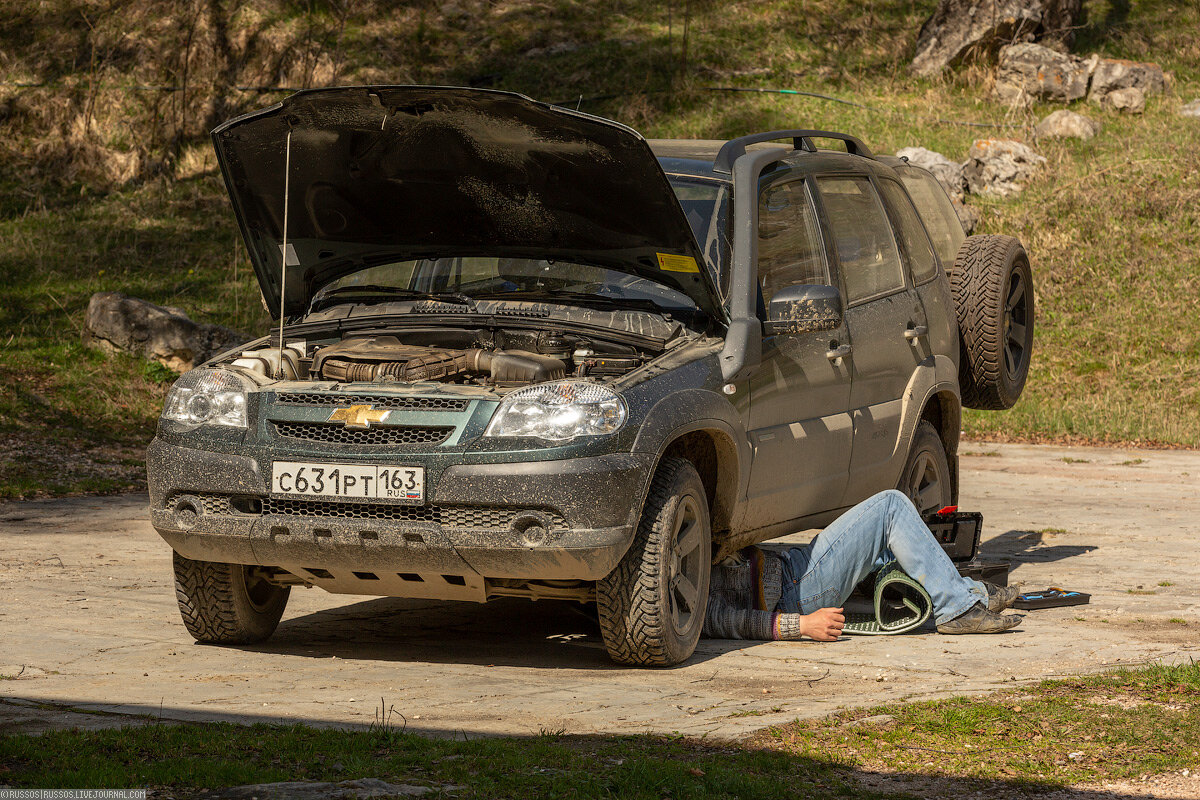 1.  Но что бы куда-то уехать, это что-то должно было быть в хорошем  техническом состоянии. Каждое утром начиналось примерно так. И дело не  в  том, что Шнива плоха. За свои деньги — это прекрасный автомобиль для  гор. Тут она чувствовала себя на все сто. В отличие от Блейзера, который  смотрел на это и, видимо, думал — «куда же меня заесло, вашужмать». А  просто Антон с повышенным чувством техничекой красоты и просто механик  от бога. Он всегда находил, что там нужно проверить, посмотреть или вот  тут мне не очень нравится. А может ему просто было в кайф так возиться,  даже если машина и не требовала ремонта.