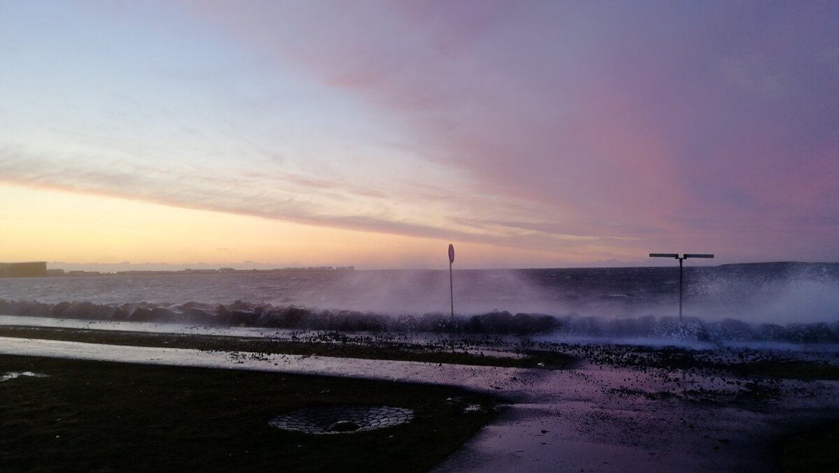 Закат,последние дни в городе.Атмосфера по кайфу.Телефон чуть не сдуло в океан,пока я делал эту фотографию,ураган никак не успокаивался.
