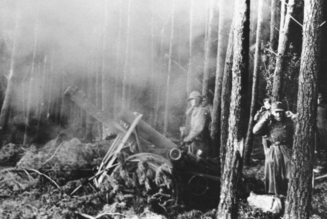 Немецкая артиллерия ведёт обстрел высоты 400.