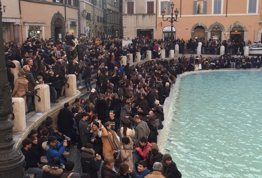 Толпа туристов у фонтана Треви в Риме