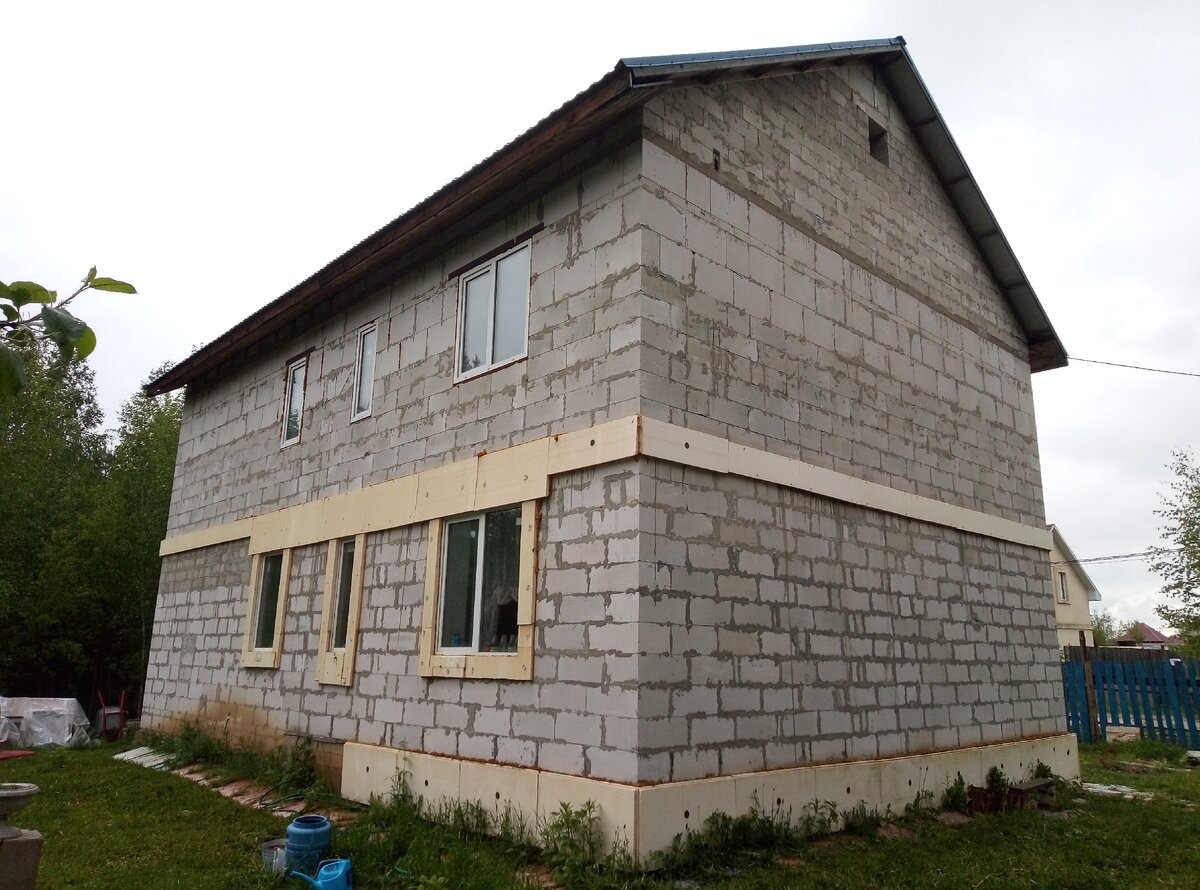 Наш дом еще не отделан снаружи, но мы в нем живем уже три года. 