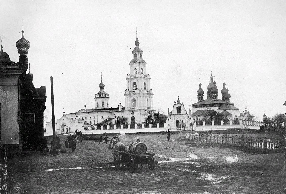 Часовня церкви Спаса въ рядахъ, слева на фотоснимке.