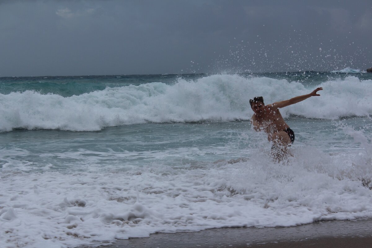 Шторм купание. Купание в море в шторм. Купаемся очень большие волны. Девушки в шторм на волнах. Купание в опасных волнах.