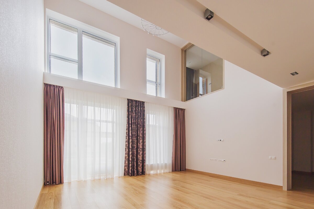 Никольский Парк. Прилесной таунхаус 278 кв.м. Гостиная со вторым светом.