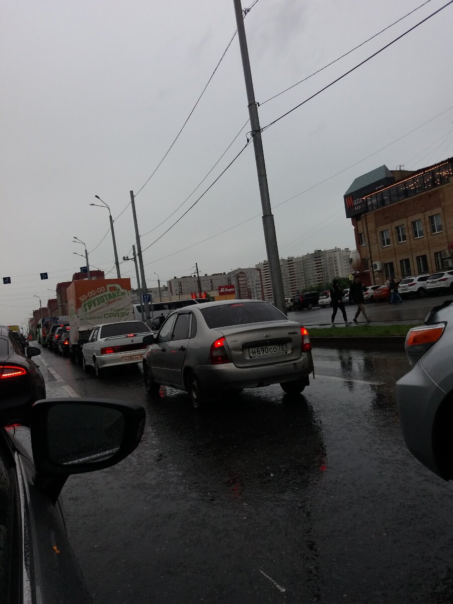 Немного стоим в пробке. Буквально несколько минут. На обратном пути та же картина.