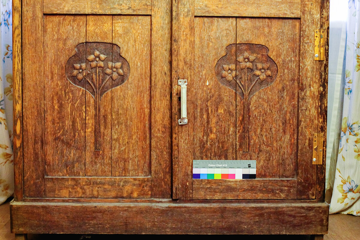 Двери рассохлись от постоянной влажности