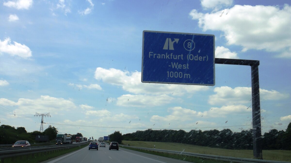 До съезда в восточную часть  города Франкфурт-на-Одере остался 1 км, а в нижней правой части лобового стекла видны свежие следы от насекомых