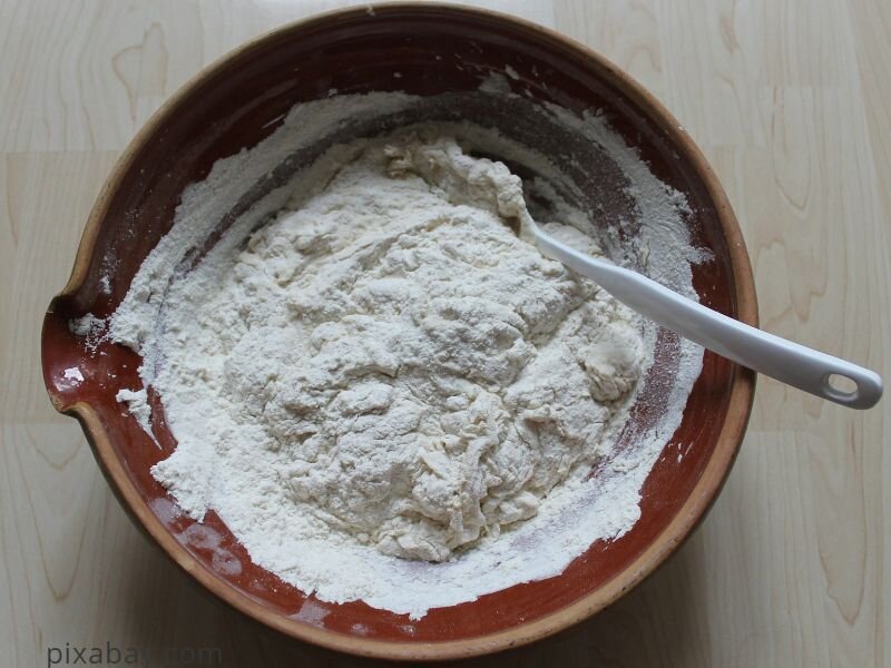 смешиваем муку с остальными ингредиентами.
